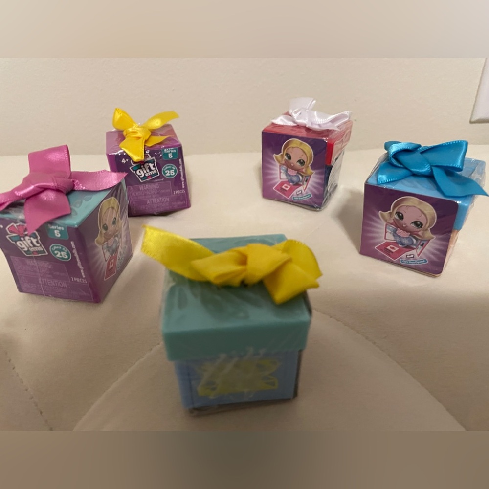 Brand new lot of 5 pieces gift 'ems 4 Easter basket gift box blind box mini gift